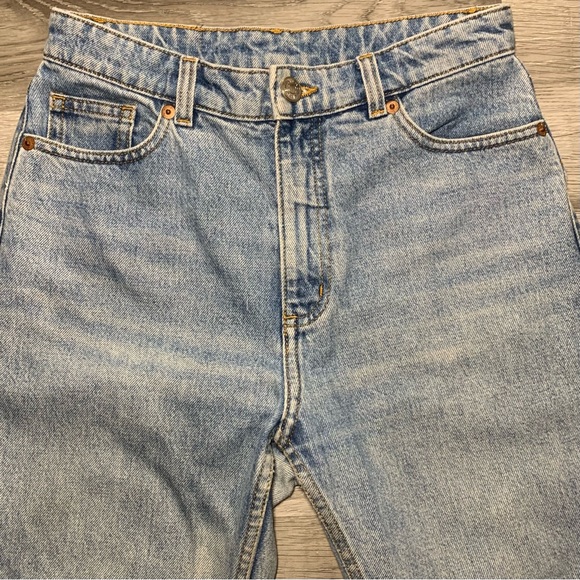 MONKI Kimomo High Relaxed Mom-Style Light Wash Jeans (Size 26) - Picture 4 of 12